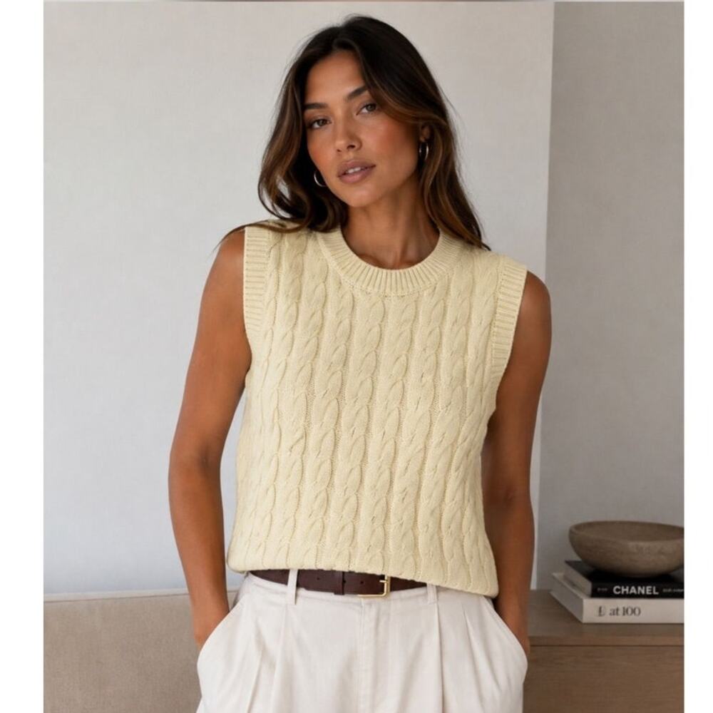 Abercrombie & Fitch Cable-Knit Crew Sweater Vest